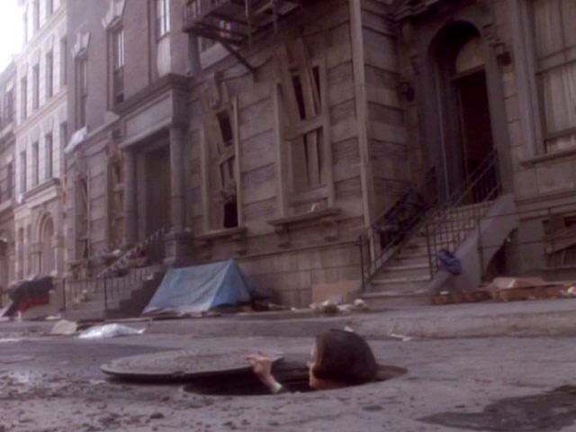 https://www.ex-astris-scientia.org/inconsistencies/new_york_streets/streets-jadzia-manhole-lid-pasttense.jpg